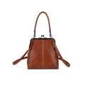 Sac à main vintage en cuir caramel avec fermoir à perle et bandoulière sur fond blanc - Marron