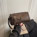 Borsa a tracolla vintage in pelle testurizzata marrone con finiture metalliche dorate - Marrone