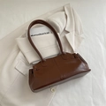 Bolso tote minimalista de cuero PU marrón café sobre una elegante chaqueta beige - Marrón
