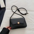 Borsa baguette nera minimalista in pelle opaca con fibbia in metallo dorato lucido - Nero