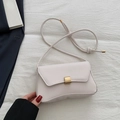 Borsa a tracolla bianca crema minimalista con patta asimmetrica e fibbia dorata - Bianco