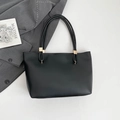 Bolso tote minimalista de cuero negro mate con elegantes herrajes dorados y asas finas - Negro