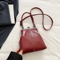 Retro bordeauxrode leren crossbody tas met vintage metalen kiss-lock en riem - Bordeauxrood
