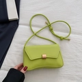 Borsa baguette minimalista in pelle verde chiaro con fibbia dorata e tracolla sottile - Verde