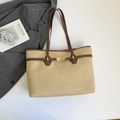 Retro Kontrast-Shopper aus beigem Wildleder und braunem Leder für Wintermode 2025 - Khaki