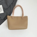 Bolso tote minimalista en PU caqui claro con elegantes detalles metálicos dorados - Caqui