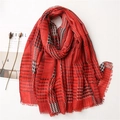 Detalle de bufanda roja con estampado de pata de gallo y bordes con flecos - Rojo