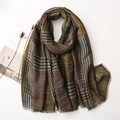 Dettaglio di sciarpa patchwork pied-de-poule con bordi sfrangiati e trama naturale - Verde Militare