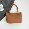 Bolso tote minimalista en cuero color tostado con hebillas doradas y asas finas - Marrón