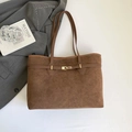 Vintage braune Tragetasche aus Wildlederimitat mit goldener Schnalle und langen Riemen - Braun