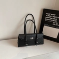 Bolso de hombro minimalista de cuero sintético negro con hebilla plateada y cierre de giro - Negro