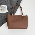 Bolso tote minimalista de cuero marrón con hebillas doradas y asas delgadas - Marrón