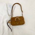Borsa a tracolla marrone vintage in finta pelle scamosciata con ciondolo da baseball - Con Ciondolo / Marrone