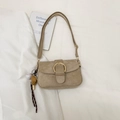 Borsa a sella beige in pelle cerata con fibbia dorata e ciondoli sportivi su tessuto - Con Ciondolo / Cachi