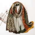 Écharpe élégante à motif léopard et formes géométriques tons olive et jaune moutarde - Jaune & Vert