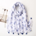 Detalle de bufanda de algodón y lino blanco con estampado floral azul y flecos en revista - Blanco con Estampado Floral Azul y Flecos Azules (SL2101-013)