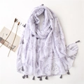 Primer plano de bufanda con estampado de mariposas en tela lila y elegantes borlas grises - Estilo con Estampado de Mariposas Lavanda (SL2101-018)