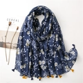 Écharpe bohème en lin bleu foncé avec motifs floraux et pompons pour la plage d'été - Motif Bohème Bleu Marine (SL2104-009)