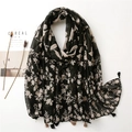 Detalle de bufanda de algodón negro con flores, elegantes borlas y textura natural - Estilo con Estampado Floral Negro (SL2104-030)