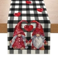 Runner da tavolo di San Valentino con quadri bianchi e neri e disegno di gnomi con cuori - 33cmx180cm / Stile Gnomi che si Tengono per Mano su Quadri Bianchi e Neri (ZQ18-8)