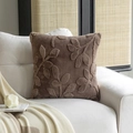 Brauner Plüsch-Kissenbezug mit 3D-Blattmuster auf einem weichen weißen Sofa - 30x50cm (Nur Kissenbezug) / Dunkelbraun