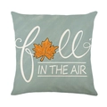 Funda de cojín otoñal con hoja de arce naranja sobre tela de color verde salvia - 45x45cm / Hoja de Arce y Texto Fall In The Air (JYM456-2)