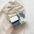 Piccola borsa quadrata color-block in pelle bianca e denim blu con manico superiore - Bianco