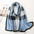 Sciarpa classica a quadri britannici in blu e grigio con frange, scatto lifestyle - Blu