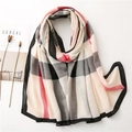Sciarpa classica a quadri britannici nero rosso e beige con drappeggio morbido e stile elegante - Beige