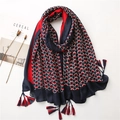 Dettaglio di sciarpa con motivo a scaglie di pesce blu e rosso e finitura con nappe chic - Blu