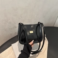Glänzende schwarze Schultertasche mit goldener Metallplakette und Doppelriemen - Schwarz