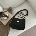Schicke schwarze Hochglanz-Schultertasche mit goldener Metallplakette, minimalistisch - Schwarz