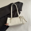 Cremeweiße Vintage Baguette Tasche mit doppelten Schultergurten und Goldbeschlägen - Weiß