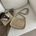 Schicke beige Unterarmtasche aus Kunstleder mit eleganten Gold-Details für Damen - Khaki
