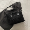 Grote shopper met zwarte luipaardprint en Fashion-label op een grijs colbert - Zwart