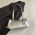 Silberne Vintage Baguette-Tasche mit goldenen Beschlägen und metallischer Faltenoptik - Silber