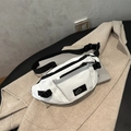 Weiße minimalistische Gürteltasche mit verstellbarem schwarzem Gurt und Multi-Pocket-Design - Weiß