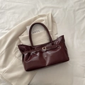 Sac cabas en cuir verni bordeaux brillant avec boucle dorée décorative élégante - Bordeaux