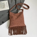 Sac bandoulière en daim marron avec longues franges et bandoulière rembourrée - Marron