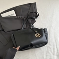 Bolso tote negro minimalista en cuero sintético con elegante colgante M dorado y asas - Negro