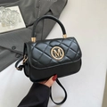 Bolso bandolera acolchado negro clásico con logo M dorado y elegante asa superior - Negro