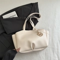 Bolso tote de cuero sintético blanco crema con colgante M dorado y base plisada - Blanco