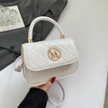 Bolso bandolera blanco acolchado con logo M dorado y correa ajustable para mujer - Blanco
