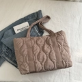 Borsa tote imbottita color taupe con cuciture a onda e lunghi manici a spalla - Cachi
