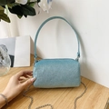 Elegante borsa cilindrica blu glitterata con catena argento e trama lucida - Blu
