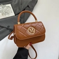 Bolso de mano acolchado caramelo con logo M dorado y correa de hombro desmontable - Marrón