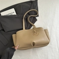 Bolso tote minimalista de cuero caqui con logo M y elegantes pliegues laterales de acordeón - Caqui