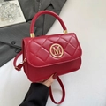 Bolso bandolera acolchado rojo de moda con logotipo M dorado y asa de mano chic - Rojo