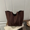 Bolso tote retro de ante marrón oscuro con remaches de plata y gran capacidad - Marrón