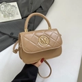 Bolso de mano acolchado caqui claro con logo M dorado y bandolera ajustable de mujer - Caqui